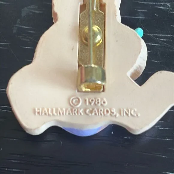 Vintage 1986 Hallmark Bunny painting egg Pin Brooch - Picture 2 of 4